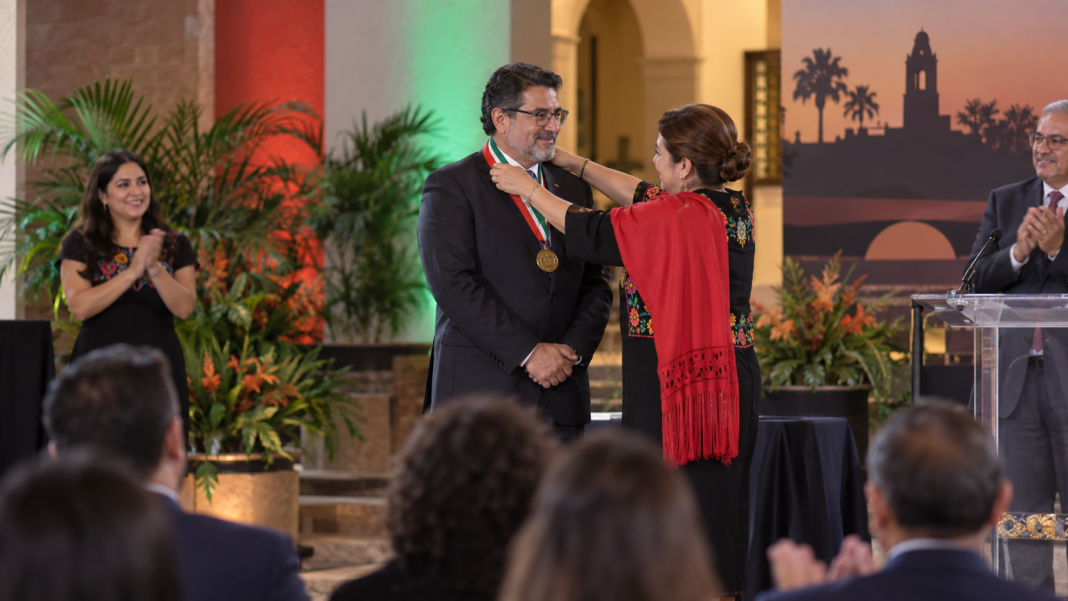 UTRGVâ€™s Linda Ufland Romo Receives Mexicoâ€™s Ohtli Award